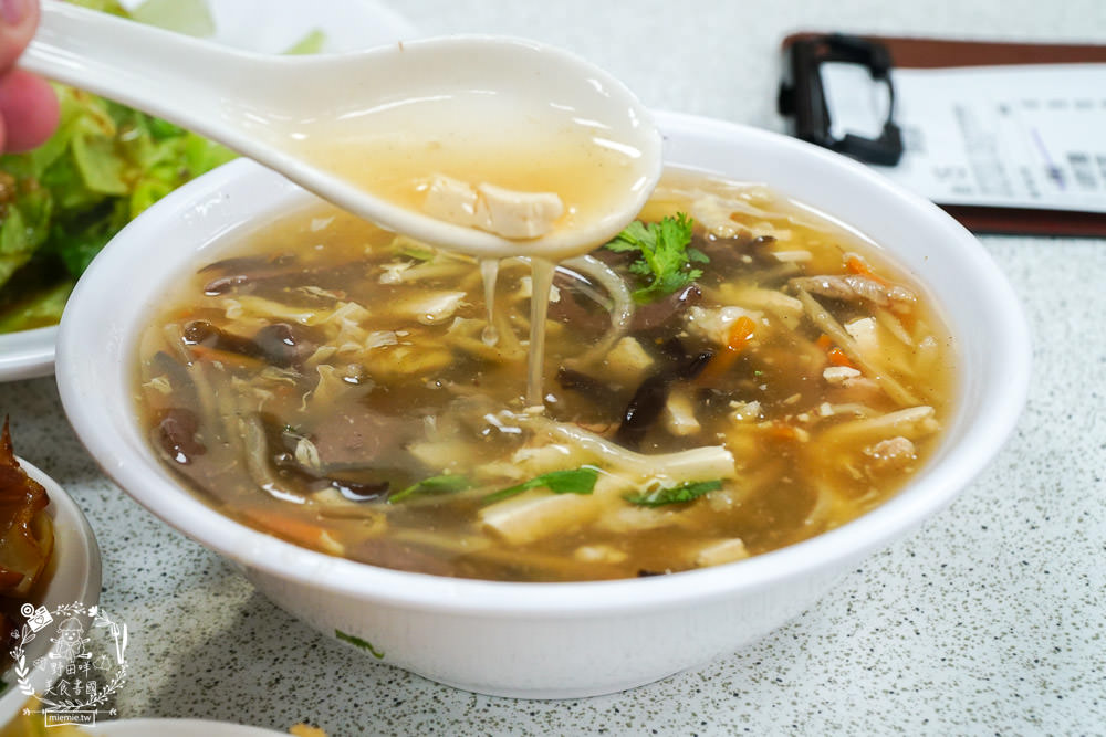 北平京廚北方麵食餐館|鳳山中山路夜市的超人氣麵食館!免費的紅茶豆漿無限暢飲!蝦仁蒸餃內餡飽滿又多汁!