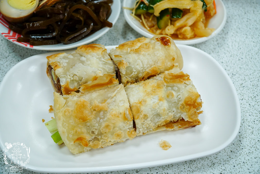 北平京廚北方麵食餐館|鳳山中山路夜市的超人氣麵食館!免費的紅茶豆漿無限暢飲!蝦仁蒸餃內餡飽滿又多汁!