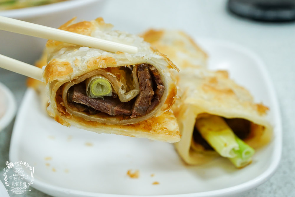 北平京廚北方麵食餐館|鳳山中山路夜市的超人氣麵食館!免費的紅茶豆漿無限暢飲!蝦仁蒸餃內餡飽滿又多汁!