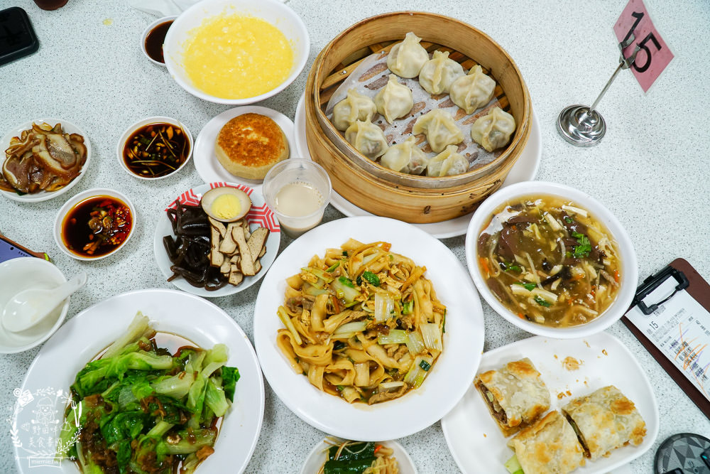 北平京廚北方麵食餐館|鳳山中山路夜市的超人氣麵食館!免費的紅茶豆漿無限暢飲!蝦仁蒸餃內餡飽滿又多汁!