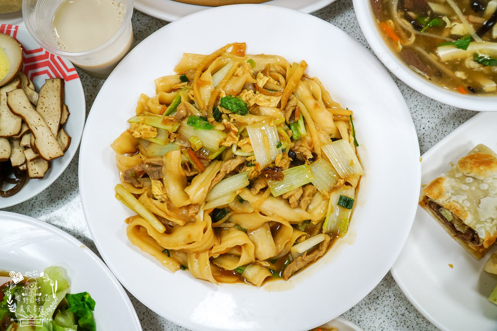 北平京廚北方麵食餐館|鳳山中山路夜市的超人氣麵食館!免費的紅茶豆漿無限暢飲!蝦仁蒸餃內餡飽滿又多汁!