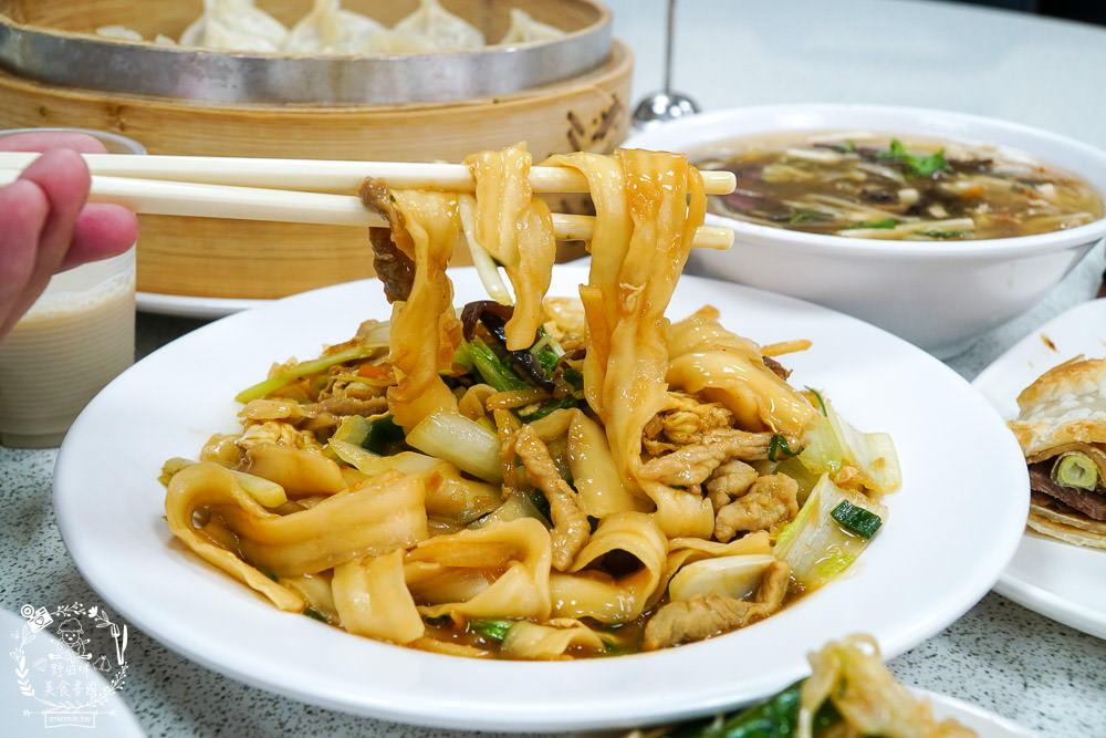 北平京廚北方麵食餐館|鳳山中山路夜市的超人氣麵食館!免費的紅茶豆漿無限暢飲!蝦仁蒸餃內餡飽滿又多汁!