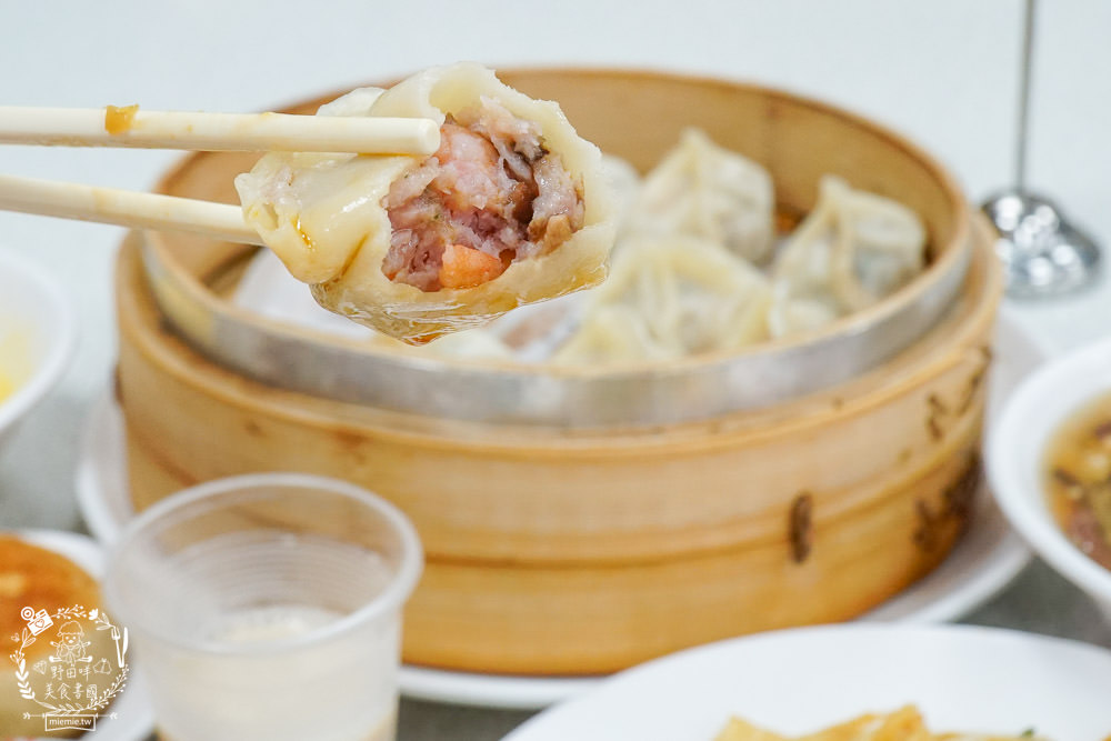 北平京廚北方麵食餐館|鳳山中山路夜市的超人氣麵食館!免費的紅茶豆漿無限暢飲!蝦仁蒸餃內餡飽滿又多汁!