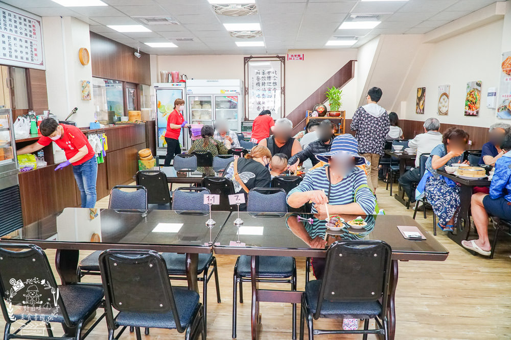 北平京廚北方麵食餐館|鳳山中山路夜市的超人氣麵食館!免費的紅茶豆漿無限暢飲!蝦仁蒸餃內餡飽滿又多汁!