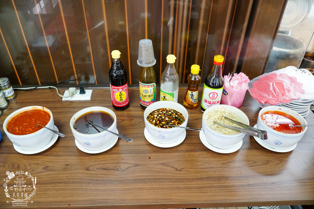 北平京廚北方麵食餐館|鳳山中山路夜市的超人氣麵食館!免費的紅茶豆漿無限暢飲!蝦仁蒸餃內餡飽滿又多汁!