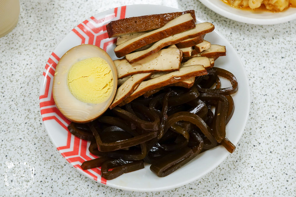 北平京廚北方麵食餐館|鳳山中山路夜市的超人氣麵食館!免費的紅茶豆漿無限暢飲!蝦仁蒸餃內餡飽滿又多汁!