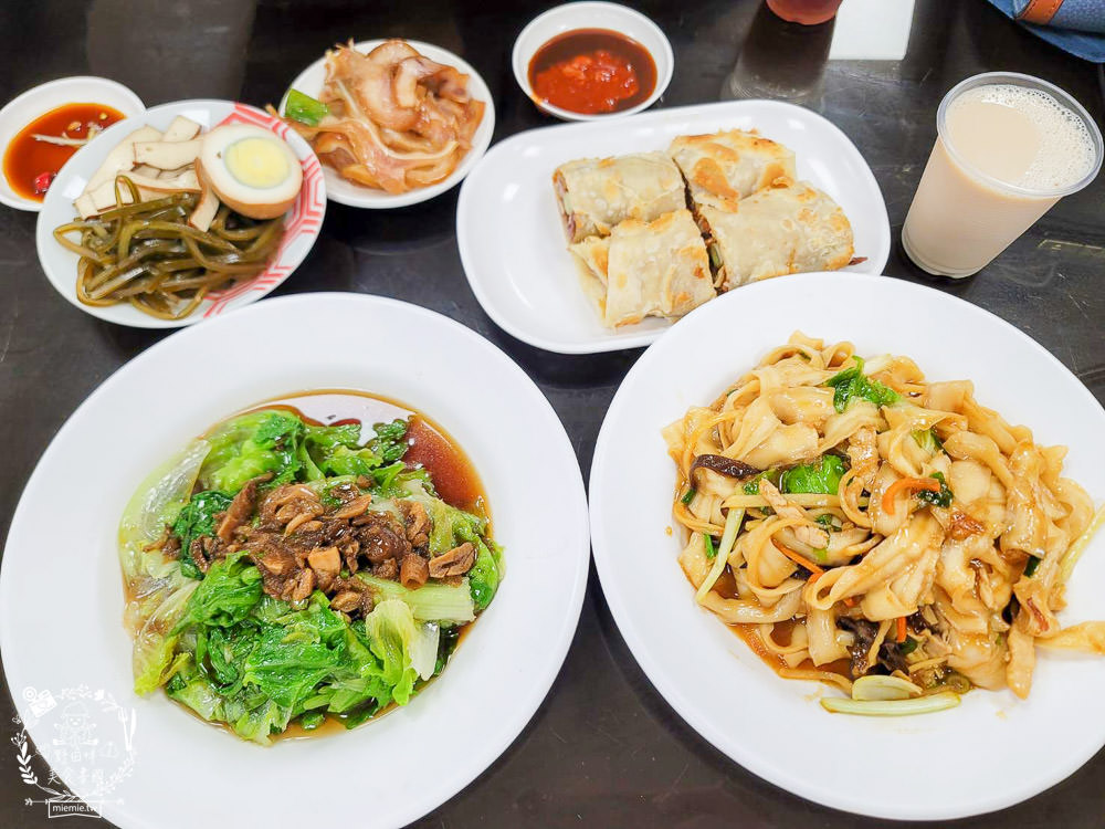 北平京廚北方麵食餐館|鳳山中山路夜市的超人氣麵食館!免費的紅茶豆漿無限暢飲!蝦仁蒸餃內餡飽滿又多汁!