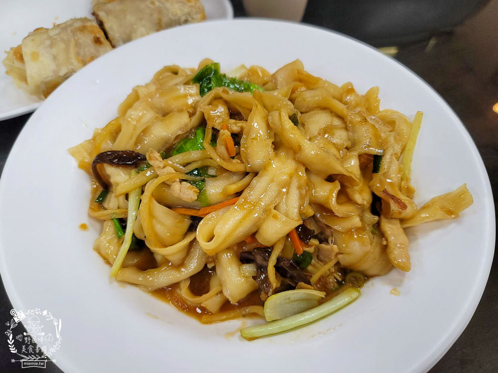 北平京廚北方麵食餐館|鳳山中山路夜市的超人氣麵食館!免費的紅茶豆漿無限暢飲!蝦仁蒸餃內餡飽滿又多汁!