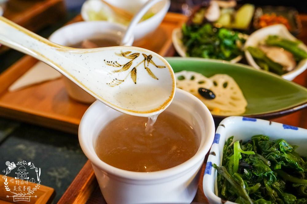 高雄[半九十茶屋]隱藏版的復古餐廳!古香古色的中式下午茶食光超好拍照!套餐菜色超豐富!