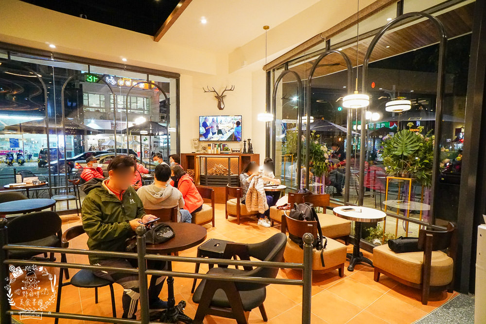 高雄[卡啡那咖啡文濱店]文山特區極美的奢華咖啡廳|古典英倫風彷彿走在歐洲街頭