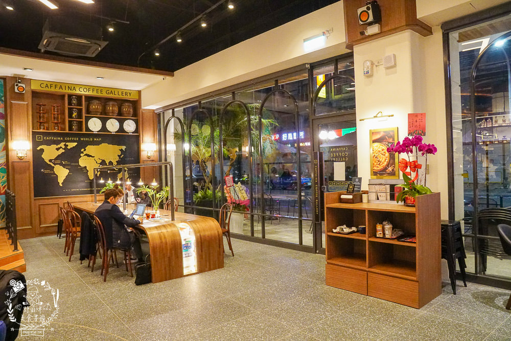 高雄[卡啡那咖啡文濱店]文山特區極美的奢華咖啡廳|古典英倫風彷彿走在歐洲街頭