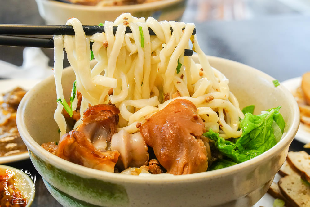 原鄉牛肉麵|最多高雄人推薦的牛肉麵店!平日過用餐時段都一位難求?google兩千4星以上好評!