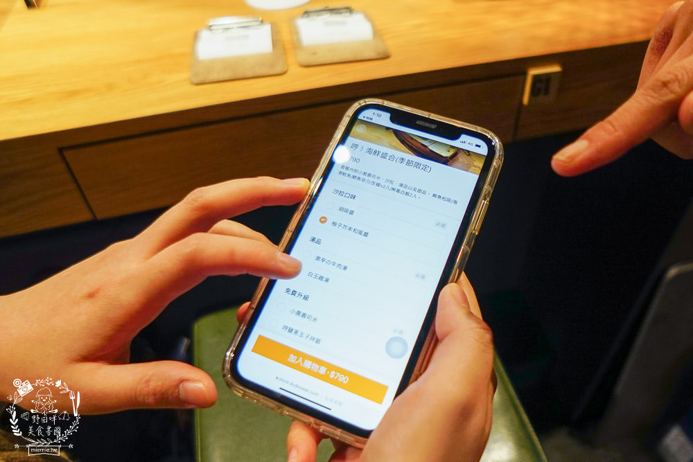 台中[哼！燒肉]超人氣精緻燒肉最低220元起!5款開胃小菜跟飲料免費享用?一個人也可以去的韓系工業風燒肉店