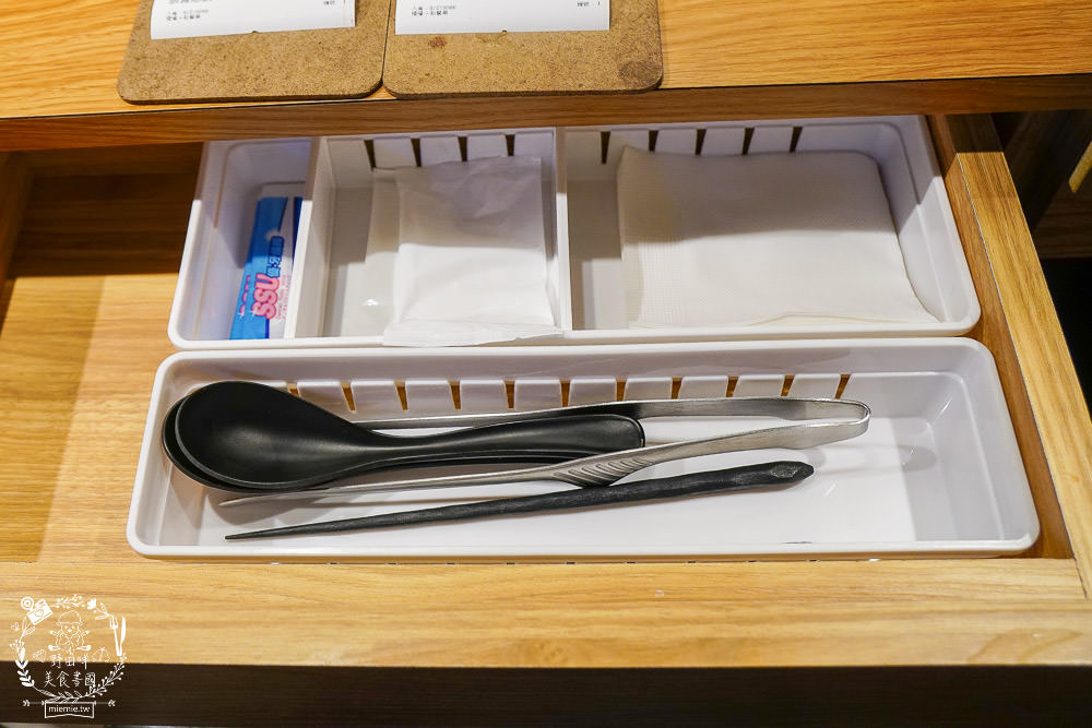 台中[哼！燒肉]超人氣精緻燒肉最低220元起!5款開胃小菜跟飲料免費享用?一個人也可以去的韓系工業風燒肉店