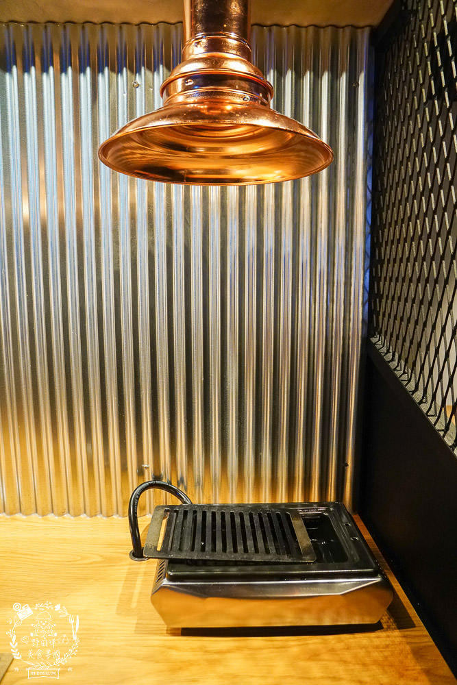 台中[哼！燒肉]超人氣精緻燒肉最低220元起!5款開胃小菜跟飲料免費享用?一個人也可以去的韓系工業風燒肉店