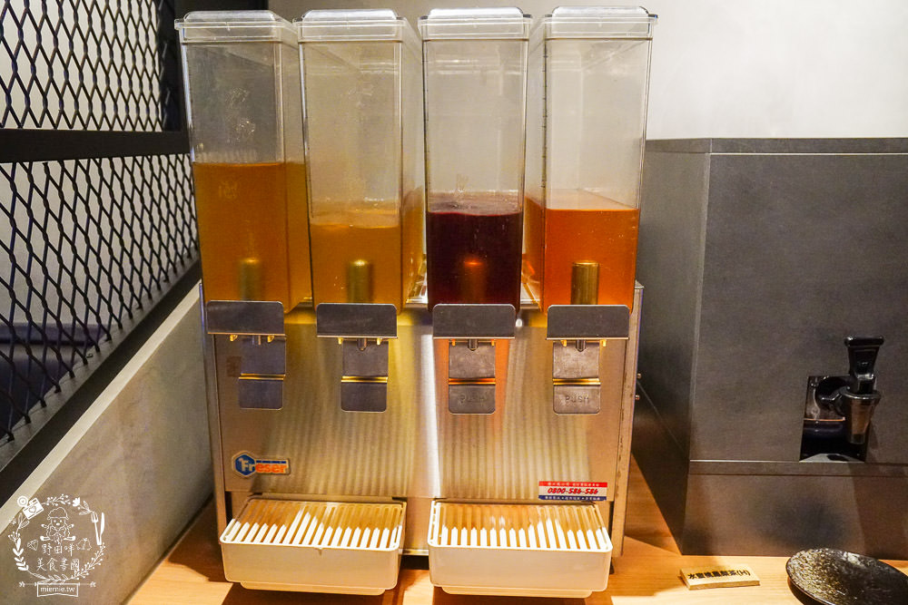 台中[哼！燒肉]超人氣精緻燒肉最低220元起!5款開胃小菜跟飲料免費享用?一個人也可以去的韓系工業風燒肉店