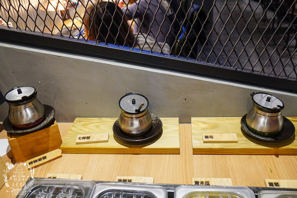 台中[哼！燒肉]超人氣精緻燒肉最低220元起!5款開胃小菜跟飲料免費享用?一個人也可以去的韓系工業風燒肉店