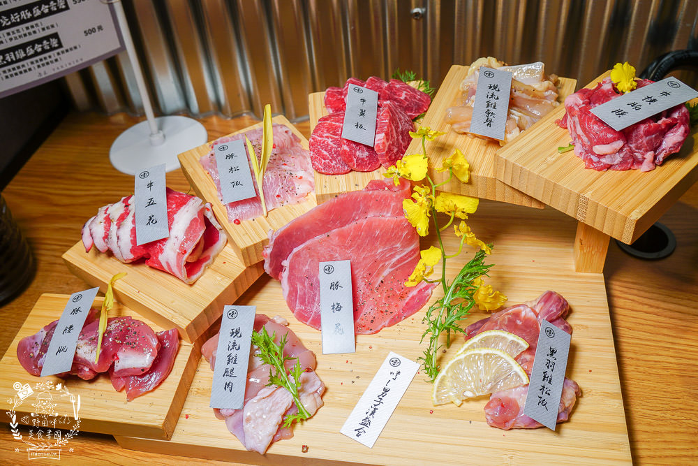 台中[哼！燒肉]超人氣精緻燒肉最低220元起!5款開胃小菜跟飲料免費享用?一個人也可以去的韓系工業風燒肉店