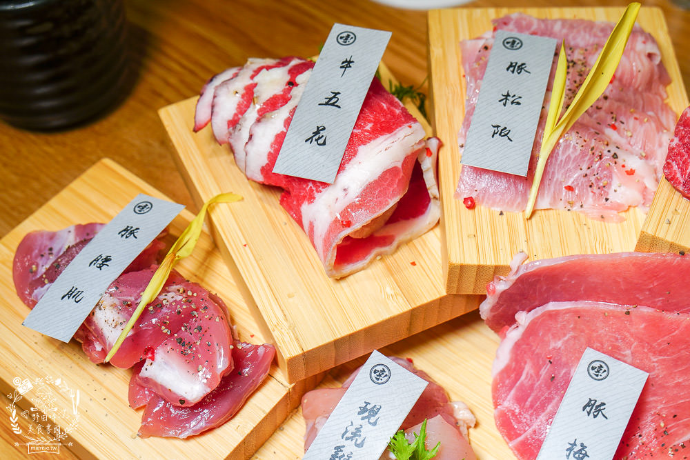 台中[哼！燒肉]超人氣精緻燒肉最低220元起!5款開胃小菜跟飲料免費享用?一個人也可以去的韓系工業風燒肉店