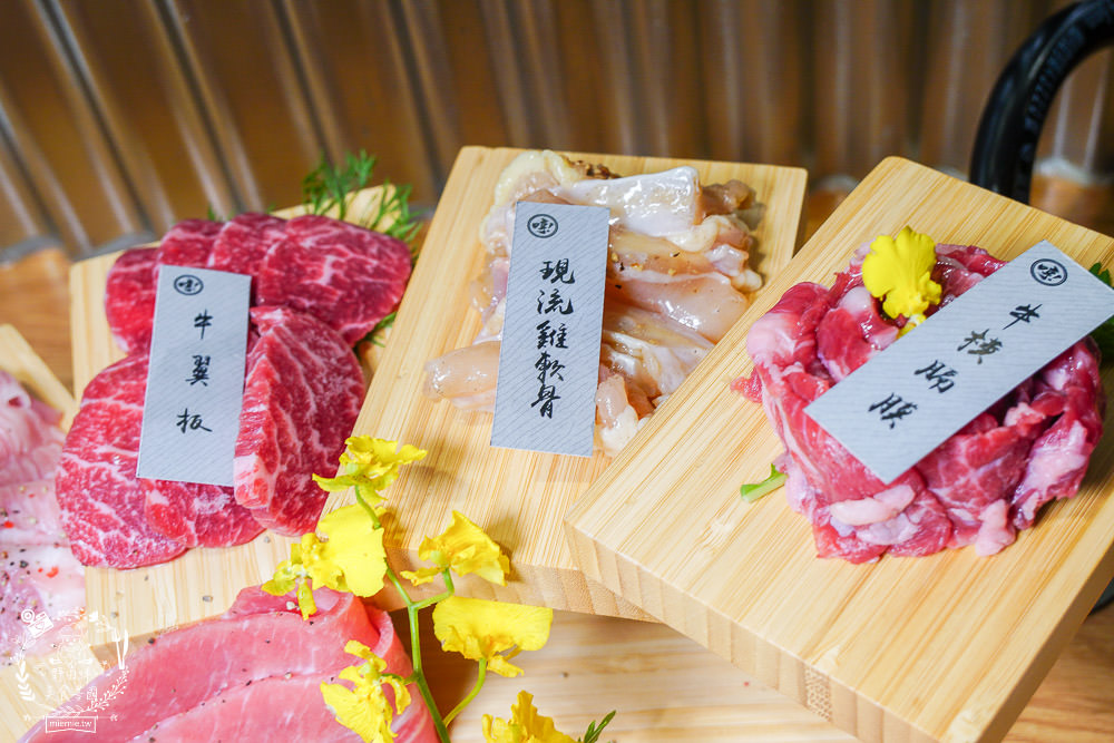 台中[哼！燒肉]超人氣精緻燒肉最低220元起!5款開胃小菜跟飲料免費享用?一個人也可以去的韓系工業風燒肉店