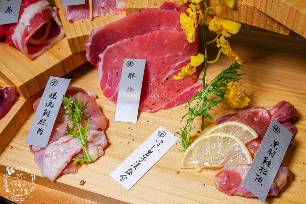 台中[哼！燒肉]超人氣精緻燒肉最低220元起!5款開胃小菜跟飲料免費享用?一個人也可以去的韓系工業風燒肉店