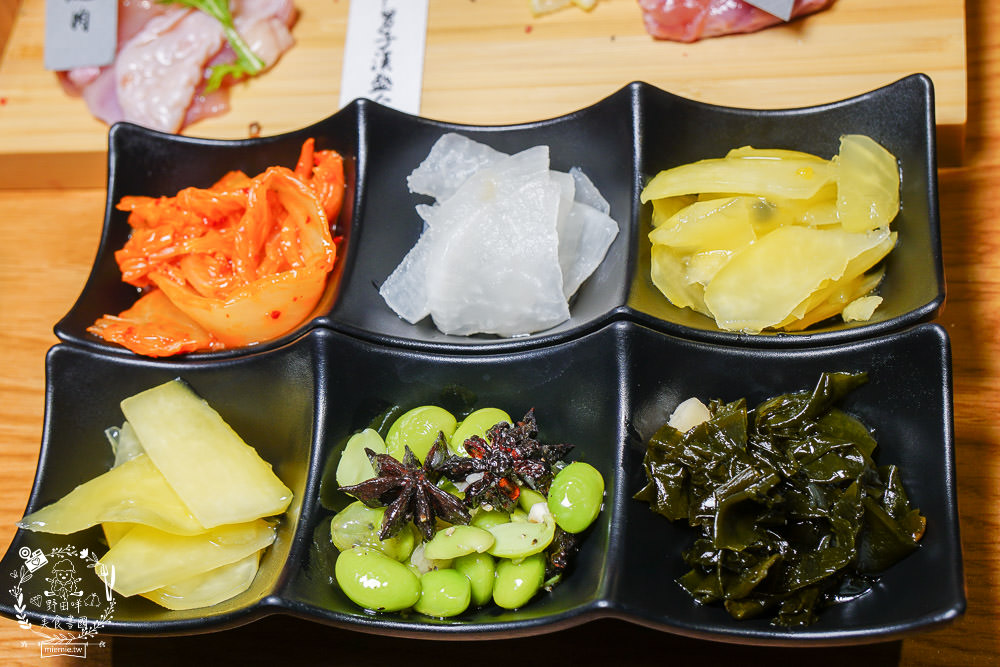 台中[哼！燒肉]超人氣精緻燒肉最低220元起!5款開胃小菜跟飲料免費享用?一個人也可以去的韓系工業風燒肉店