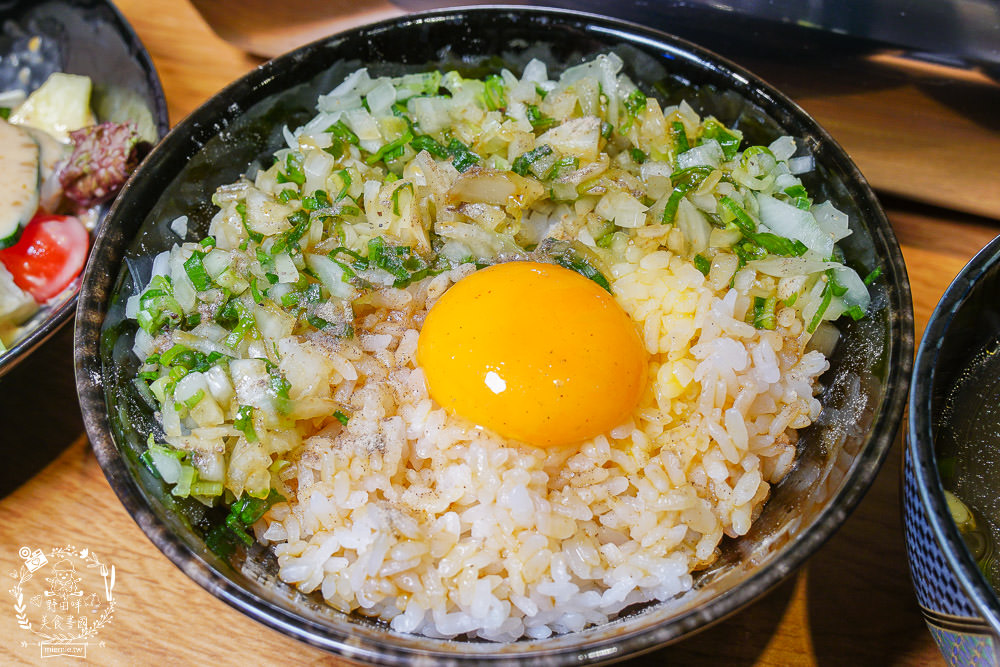 台中[哼！燒肉]超人氣精緻燒肉最低220元起!5款開胃小菜跟飲料免費享用?一個人也可以去的韓系工業風燒肉店