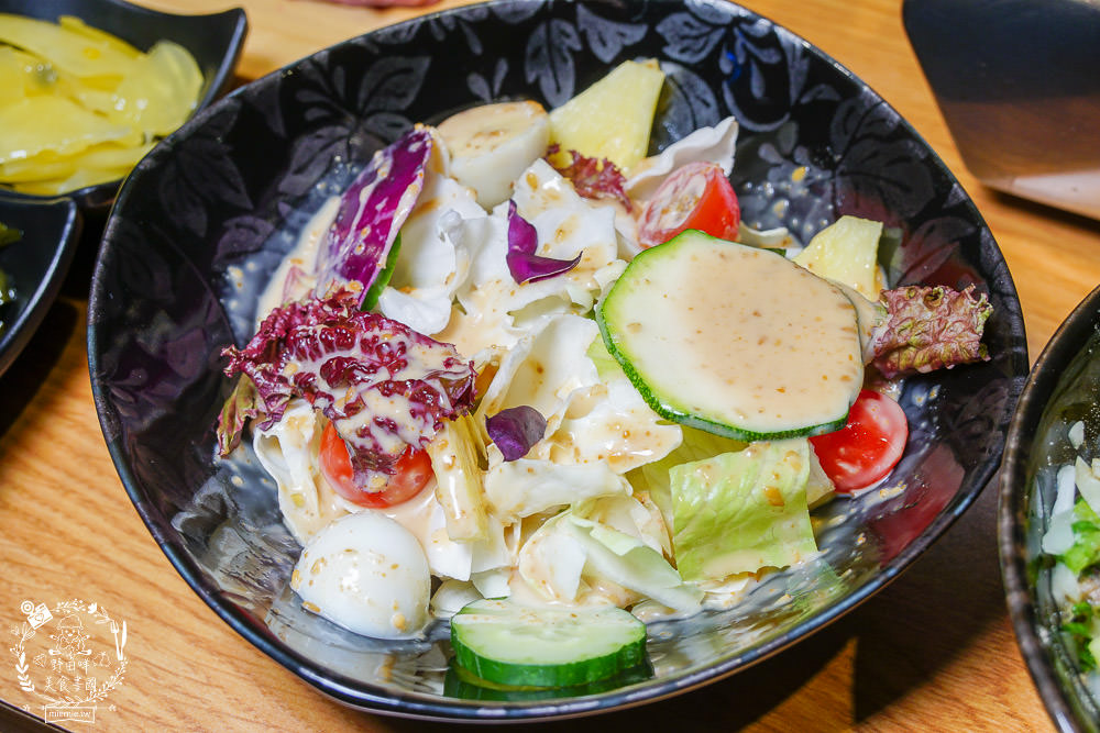 台中[哼！燒肉]超人氣精緻燒肉最低220元起!5款開胃小菜跟飲料免費享用?一個人也可以去的韓系工業風燒肉店