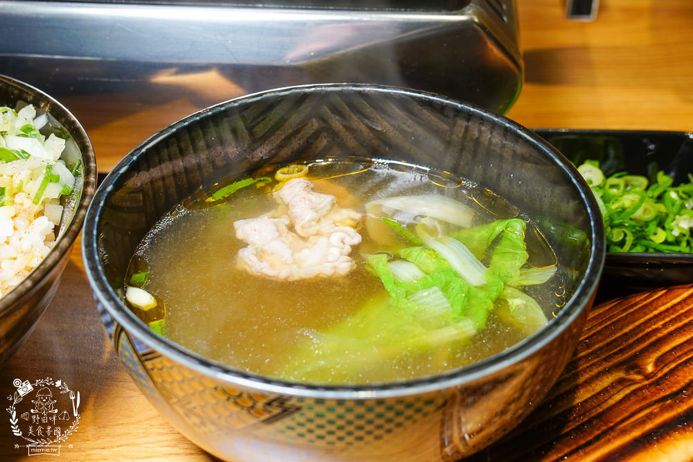 台中[哼！燒肉]超人氣精緻燒肉最低220元起!5款開胃小菜跟飲料免費享用?一個人也可以去的韓系工業風燒肉店