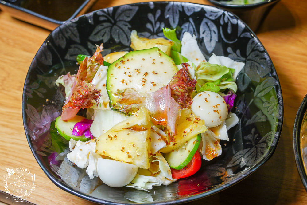 台中[哼！燒肉]超人氣精緻燒肉最低220元起!5款開胃小菜跟飲料免費享用?一個人也可以去的韓系工業風燒肉店