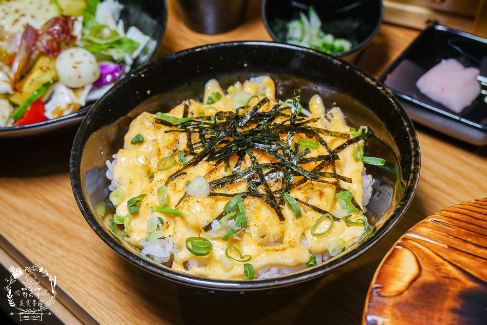 台中[哼！燒肉]超人氣精緻燒肉最低220元起!5款開胃小菜跟飲料免費享用?一個人也可以去的韓系工業風燒肉店