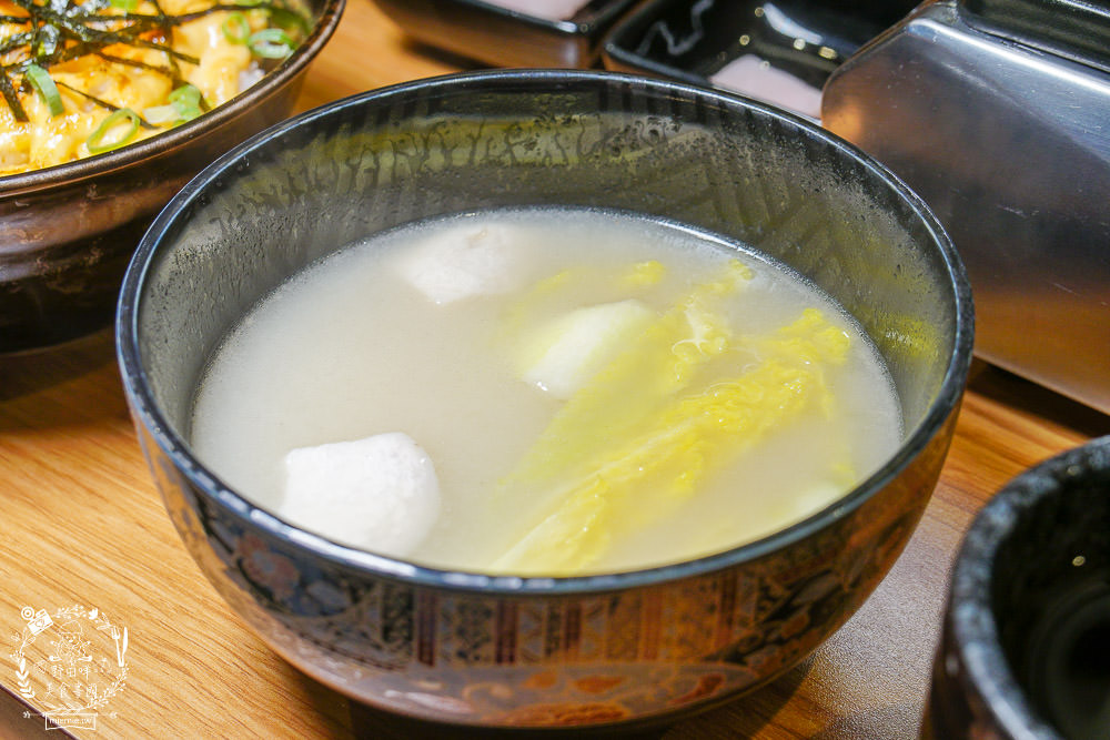 台中[哼！燒肉]超人氣精緻燒肉最低220元起!5款開胃小菜跟飲料免費享用?一個人也可以去的韓系工業風燒肉店