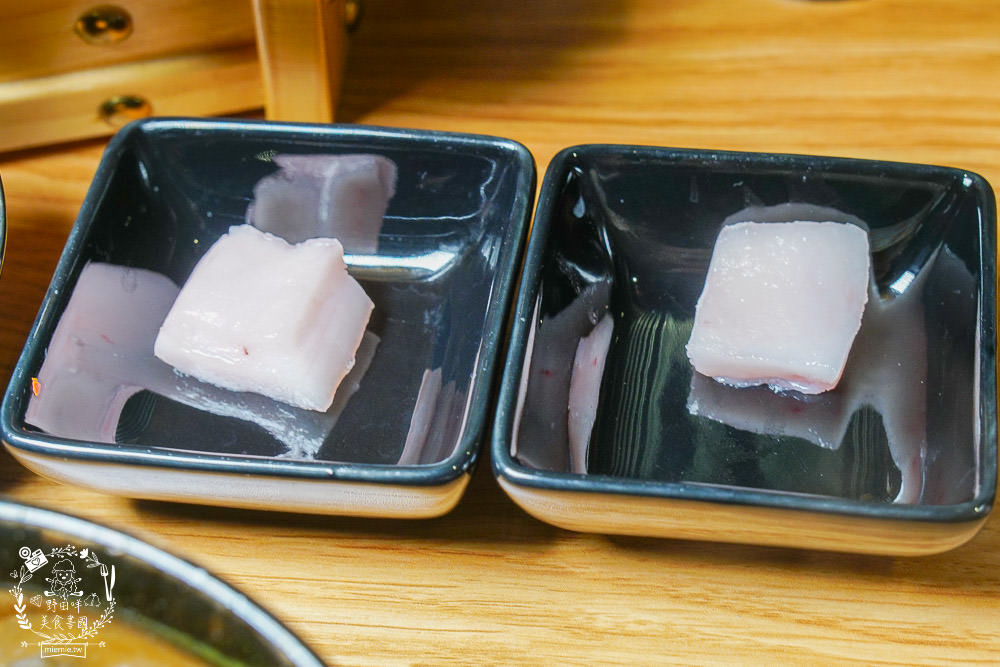 台中[哼！燒肉]超人氣精緻燒肉最低220元起!5款開胃小菜跟飲料免費享用?一個人也可以去的韓系工業風燒肉店