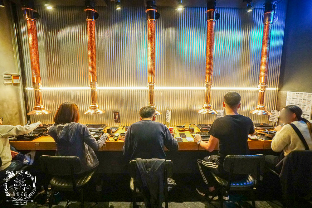 台中[哼！燒肉]超人氣精緻燒肉最低220元起!5款開胃小菜跟飲料免費享用?一個人也可以去的韓系工業風燒肉店