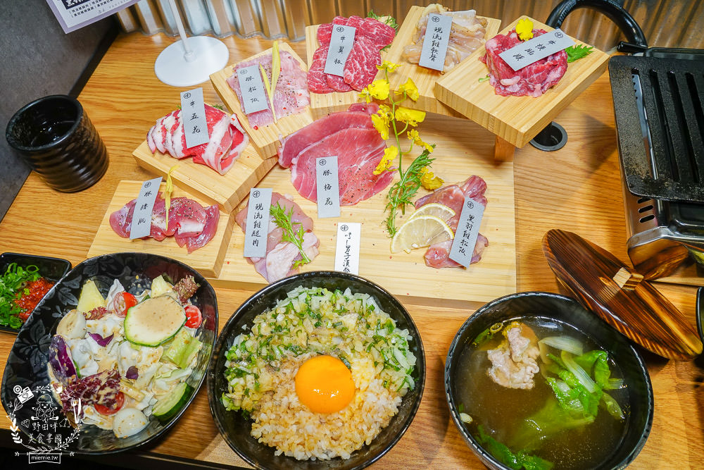 台中[哼！燒肉]超人氣精緻燒肉最低220元起!5款開胃小菜跟飲料免費享用?一個人也可以去的韓系工業風燒肉店