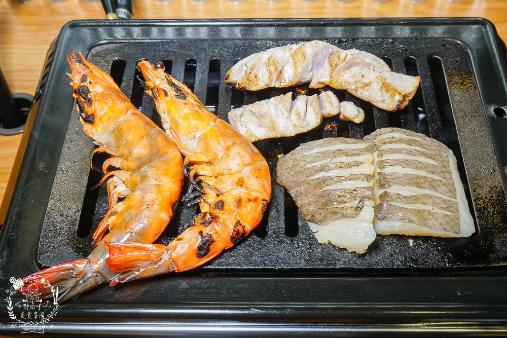 台中[哼！燒肉]超人氣精緻燒肉最低220元起!5款開胃小菜跟飲料免費享用?一個人也可以去的韓系工業風燒肉店