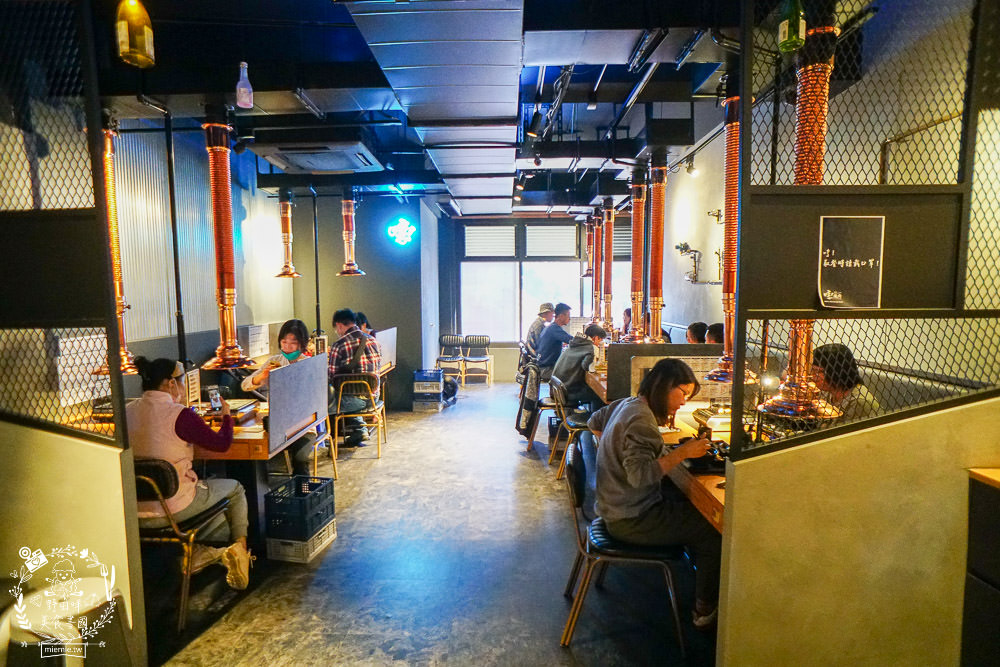 台中[哼！燒肉]超人氣精緻燒肉最低220元起!5款開胃小菜跟飲料免費享用?一個人也可以去的韓系工業風燒肉店