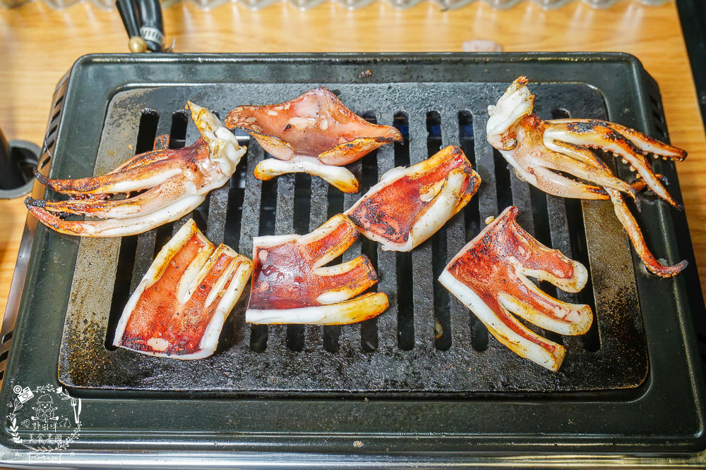 台中[哼！燒肉]超人氣精緻燒肉最低220元起!5款開胃小菜跟飲料免費享用?一個人也可以去的韓系工業風燒肉店