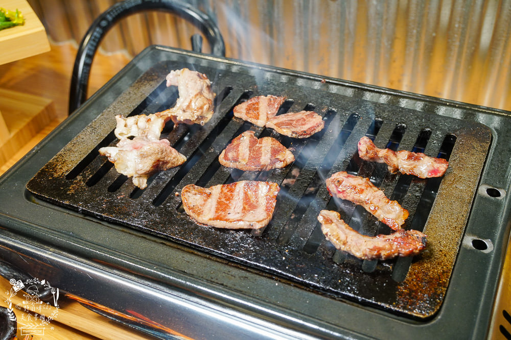 台中[哼！燒肉]超人氣精緻燒肉最低220元起!5款開胃小菜跟飲料免費享用?一個人也可以去的韓系工業風燒肉店