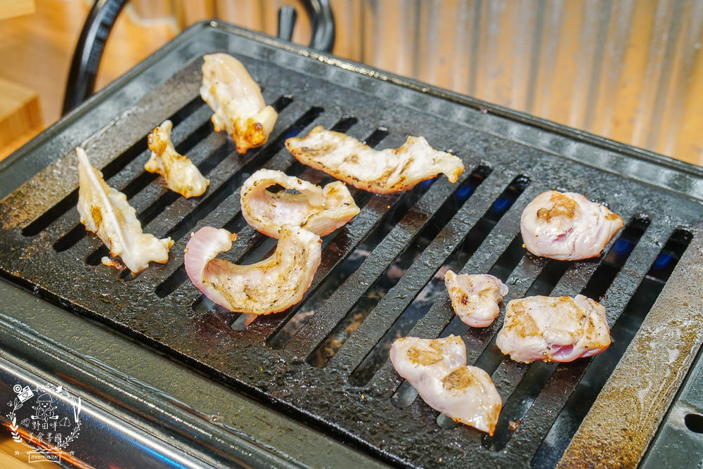 台中[哼！燒肉]超人氣精緻燒肉最低220元起!5款開胃小菜跟飲料免費享用?一個人也可以去的韓系工業風燒肉店