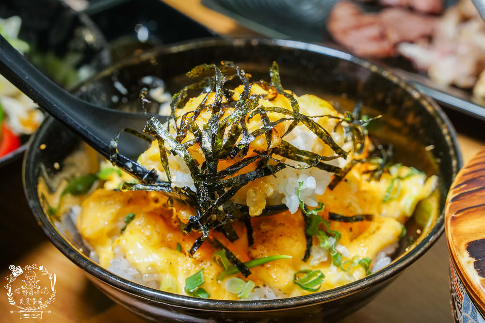 台中[哼！燒肉]超人氣精緻燒肉最低220元起!5款開胃小菜跟飲料免費享用?一個人也可以去的韓系工業風燒肉店