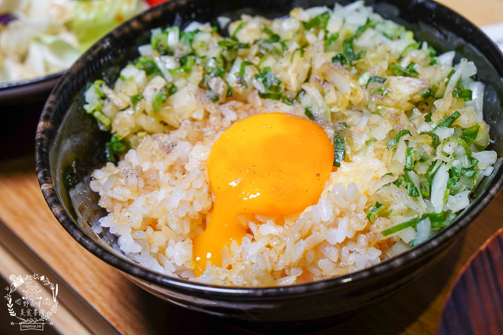 台中[哼！燒肉]超人氣精緻燒肉最低220元起!5款開胃小菜跟飲料免費享用?一個人也可以去的韓系工業風燒肉店