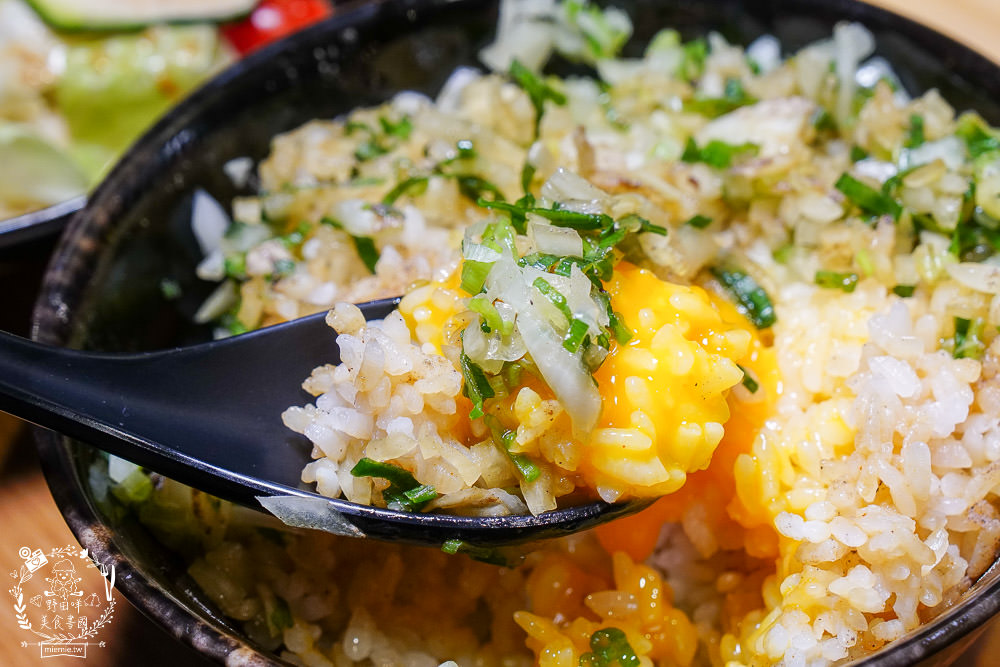 台中[哼！燒肉]超人氣精緻燒肉最低220元起!5款開胃小菜跟飲料免費享用?一個人也可以去的韓系工業風燒肉店