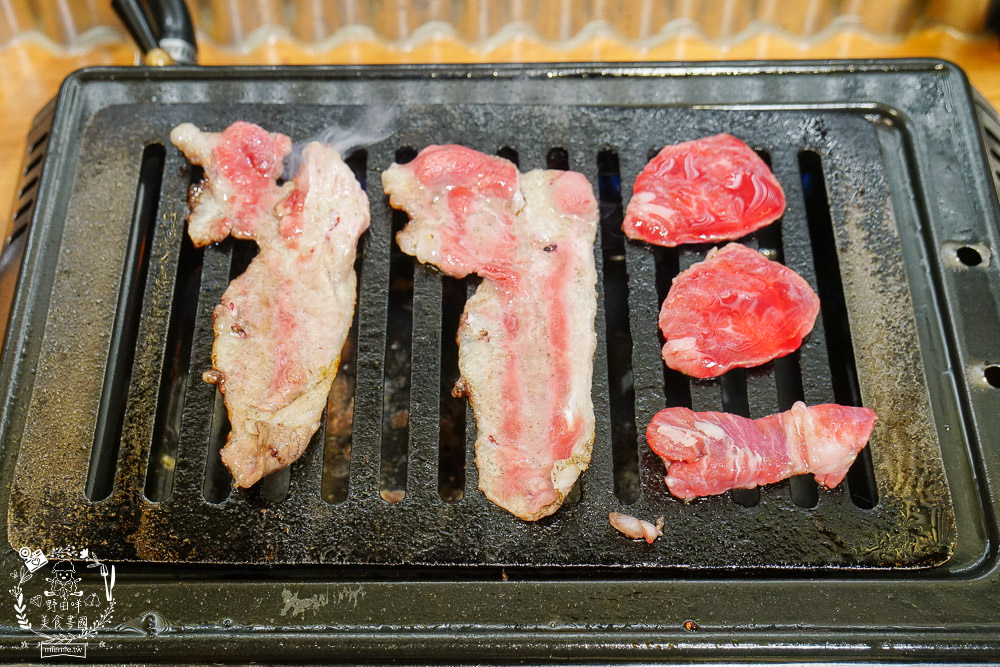 台中[哼！燒肉]超人氣精緻燒肉最低220元起!5款開胃小菜跟飲料免費享用?一個人也可以去的韓系工業風燒肉店