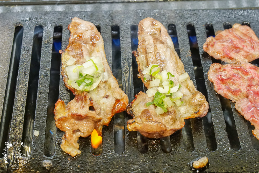 台中[哼！燒肉]超人氣精緻燒肉最低220元起!5款開胃小菜跟飲料免費享用?一個人也可以去的韓系工業風燒肉店