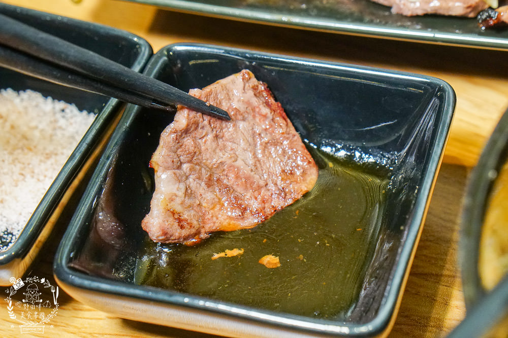 台中[哼！燒肉]超人氣精緻燒肉最低220元起!5款開胃小菜跟飲料免費享用?一個人也可以去的韓系工業風燒肉店