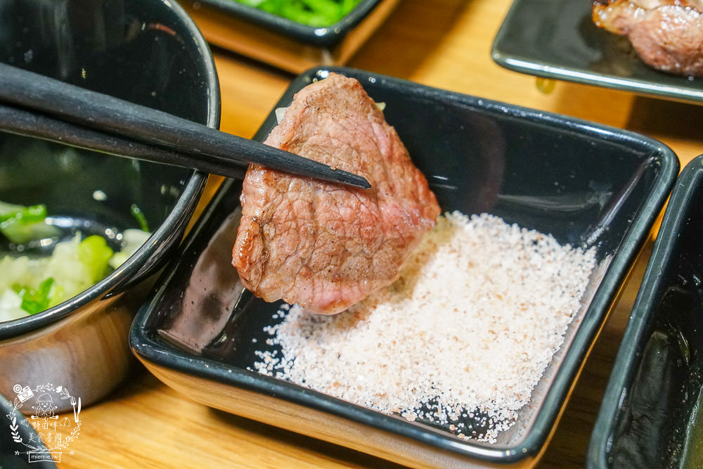 台中[哼！燒肉]超人氣精緻燒肉最低220元起!5款開胃小菜跟飲料免費享用?一個人也可以去的韓系工業風燒肉店