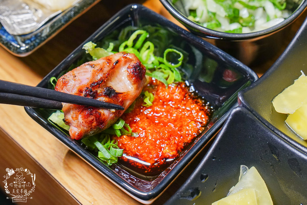 台中[哼！燒肉]超人氣精緻燒肉最低220元起!5款開胃小菜跟飲料免費享用?一個人也可以去的韓系工業風燒肉店