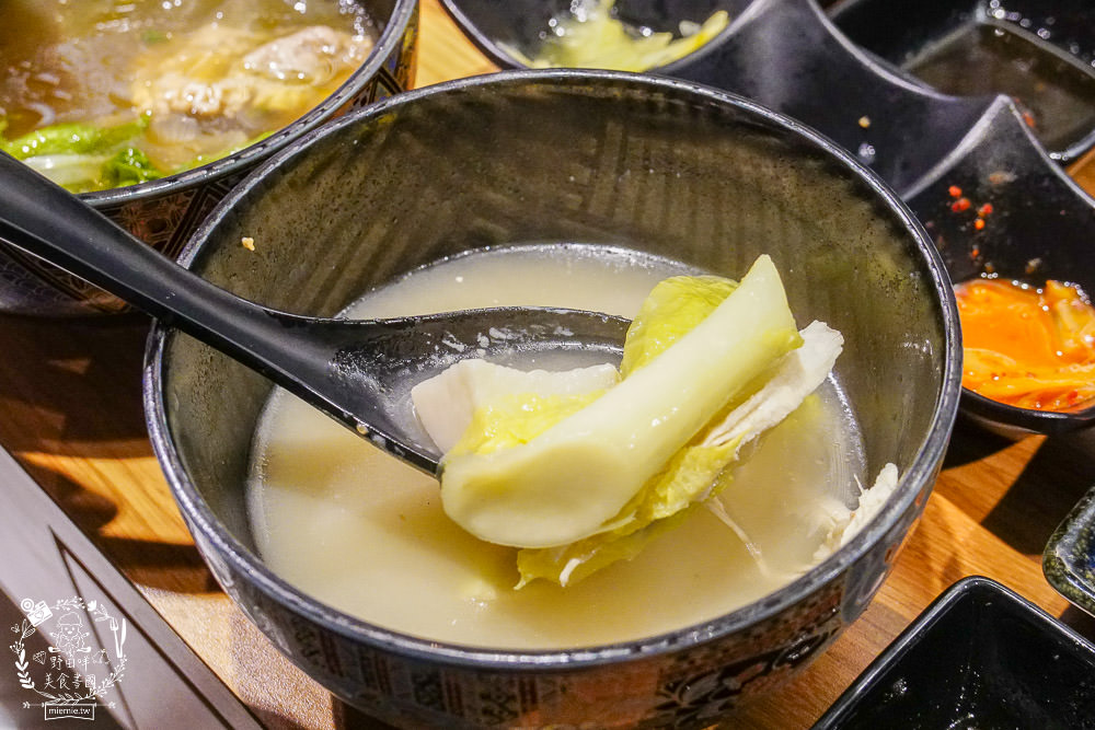 台中[哼！燒肉]超人氣精緻燒肉最低220元起!5款開胃小菜跟飲料免費享用?一個人也可以去的韓系工業風燒肉店