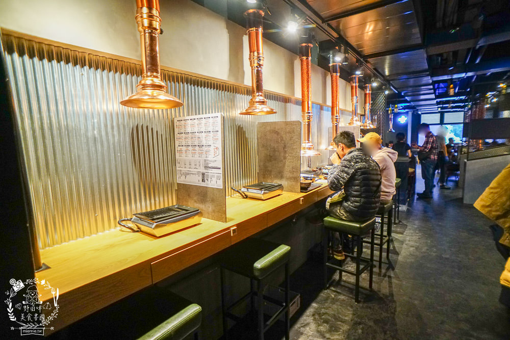 台中[哼！燒肉]超人氣精緻燒肉最低220元起!5款開胃小菜跟飲料免費享用?一個人也可以去的韓系工業風燒肉店